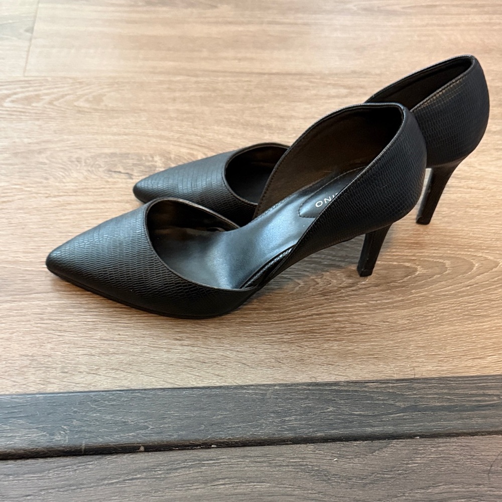 Bandolino Black Pointed Toe Heels - Picture 3 of 6